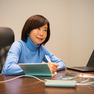 いつも以上に食い付き気味で話を聞く飯田裕子氏。メーカーの技術と想いを強く感じていた