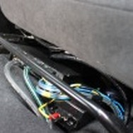 ヘリックスのDSP PRO mk2はシート下のデッドスペースにシンプルに収める。サウンドの要となるユニットにオーナーもこだわり満点。
