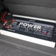ラゲッジにはパワーアンプを設置。カバーを施した上にはヘリックスの安定化電源であるXXLパワーステーションを設置する。