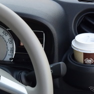 運転席の右手にはカップホルダーが。長時間ドライブ時、手元にホルダーがあるのは便利である。