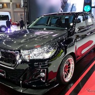 内外装にカーボンケブラーのパーツを施したハイラックスの特別仕様車、ブラック・マンバ