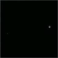 「はやぶさ2」の光学航法望遠カメラが撮影した月と地球　（c） JAXA