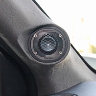 Ａピラーは左右非対称でワンオフ加工されている。ユートピアＭの印象的なトゥイーターをビルトインして存在感も満点。