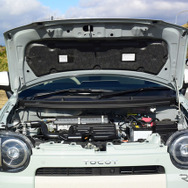 トコットのエンジンベイ。0.66リットル自然吸気エンジン1本とあって、狭い空間でもなおスカスカ。整備性は良さそうだった。