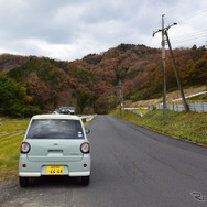 田舎道をのんびりと走る牧歌的なドライブはトコットの真骨頂だ。