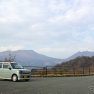 阿蘇山をバックに記念写真を撮った。