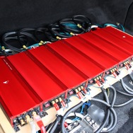 アンプに用いるのはビーウィズのP-1サンライズ。同デザインの安定化電源を加えて８台のユニットが並ぶ姿は壮観だ。
