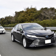 トヨタ カムリとホンダ インサイト