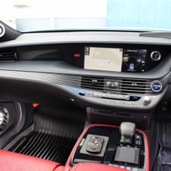 高級感あふれるLS500hのインテリアを崩すことなく、コンフィデンスIIIをインストールしたコクピット。