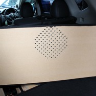ボードを被せれてれしっかりと低音が出るように穴開け処理が施されたプロテクションボード。