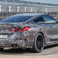 BMW M8 クーペ 新型の開発プロトタイプ