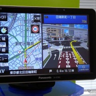 路面のカラーレーンをガイドでも案内して、わかりやすい誘導を実現した