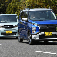 三菱 eKクロス 新型（右）と三菱 eKワゴン 新型