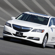 新開発の10速オートマチックトランスミッションを搭載した、アキュラ RLX