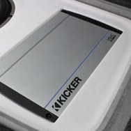 パワーアンプにはキッカーの５チャンネルアンプであるKX800.5をインストール。シンプルなデザインもラゲッジの雰囲気に合う。