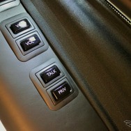 ロールスロイスファントムエクステンデットホイールプライバシースイートのエレクトロクロマチック ガラスのスイッチは”PRIV”を押すことで変えられる。