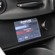 センターコンソール下部にはヘリックスのダイレクターをインストール。オーディオのコントロールを一手に担う。