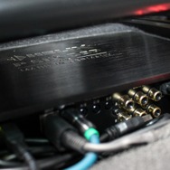 助手席のシート下にひっそりと取り付けられているP-SIX DSP MK2。狭いスペースにうまく収めた省スペース取り付けも光る。