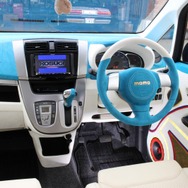 ステアリングもダッシュと同じくブルー系ので張り替え処理。Ａピラーは純正スピーカーを撤去して加工処理されている。