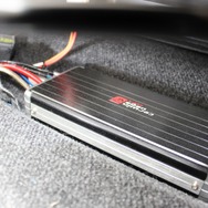 助手席のシート下に設置されるサーウィンベガのパワーアンプ・B54。コンパクトながらスピーカー群をまとめてドライブする。