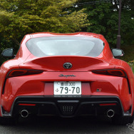 トヨタ スープラ SZ-R。ワイドトレッドとキャビンの絞込みの強さでかなり日本車離れしたスタイリングに。