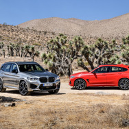 BMW X3M（向かって左）とX4M