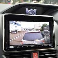 リアレコーダーの映像。取付位置が上にあるので後方車の上部を捉えているが、後方確認では抜群の威力を発揮