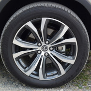 タイヤサイズは235/55R20。サマータイヤだが、クルマのキャラクター的にはアメリカのようにオールシーズンでもよかったかもしれない。