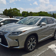 赤城高原サービスエリアにて。全長5mという大柄なボディだが、案外それを感じさせない軽快さがある。