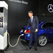 メルセデスベンツ C350e アバンギャルドとメルセデス・ベンツ日本の上野金太郎社長（大阪モーターショー15）