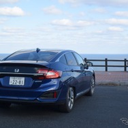 ホンダ クラリティPHEV。国道9号線鳥取区間の岬にて。
