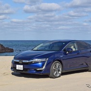 ホンダ クラリティPHEV。鳥取のハワイ海水浴場にて。