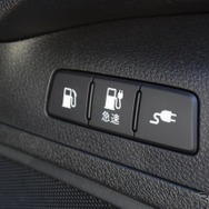 運転席側のフロントドアに給油、急速充電、普通充電の3つのリッド開閉ボタンが。