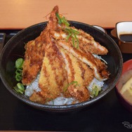 奥出雲といえばヤマタノオロチ伝説。お店の人からB級グルメのオロチ丼を薦められた(サンピコ江津のオロチ丼はオロチ丼コンテストで優勝したらしい)のでオーダー。ものすごいボリュームであった。薄切りの揚げ肉が美味だった。