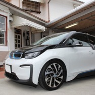 個性的な内装を持つBMW i3に上質なカスタムを施したこのクルマ。オーナーの望んだとおりの純正イメージ残しの内装が完成した。