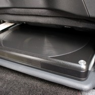 運転席のシート下に設置したサブウーファー・TS-WH1000A。フロア形状に合わせてワンオフしたベースマウントの上に固定されている。