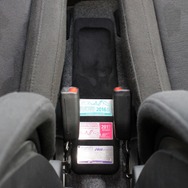 コクピットのセンタースペースにはワンオフしたトレーを設置。後部にはオーナーのサーキット走行歴を示すプレートをビルトイン。