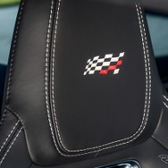 ヘッドレストにCHEQUERED FLAGロゴ