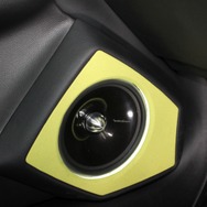 フロントまわりの見どころはなんと言ってもアウターバッフル。テーマカラーのグリーンで彩られたバッフルが美しく映える。