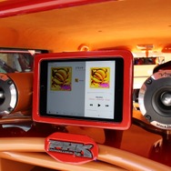 ラゲッジのオーディオラック上部にはiPad miniをセットするホルダーを設置。ここで音源の再生コントロールを行う便利な仕様。