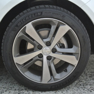 タイヤは225/45R17サイズのミシュラン「パイロットスポーツ4」。ブリップ、ピックアップともツーリングカー用としては申し分なかったが、サイドウォールはパイロットスポーツ3に比べて若干ソリッド。