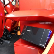 ボックス両サイドにはヴァイブオーディオの４chパワーアンプであるBLACKAIRS4-V1をインストール。隅々にまで気を配った処理だ。