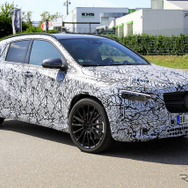 メルセデスAMG GLA35/45 を同時スクープ！写真は「GLA45」