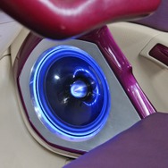 スピーカーユニットにはロックフォードのT2652-Sをチョイス。デザイン的にもドアのアクセントとして効果的に決まっている。