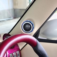 Ａピラーにはトゥイーターをビルトイン。イルミ処理でシンプルなＡピラーをショーアップするのに一役買っている。