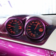 追加メーターなどを使ったカスタム処理をダッシュ上に施したのもこのクルマの特徴。手数の多さも注目のカスタムだ。