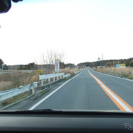 福島県富岡町を行く。フロントガラス上部には遮光ぼかしが入っていた。