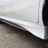 サイドアンダースカートはリア下方向に空気を流す形状。NISMO車は全般的にこういう形で、さらには日産のルマンカーとも共通性がある。古くからレースと市販車を両方やってきたオーテックらしさがにじみ出る部分だ。