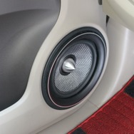 キッカーQSSのフロントスピーカーをチョイス。ミッドバスはドアにアウターバッフルで取り付けられている。