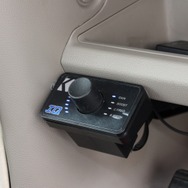 キッカーのIQをコントロールするリモコンをダッシュ下部に設置。バスブーストなどを手元でコントロールしている。